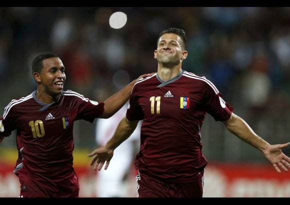 AP - Per&#250; abri&#243; el marcador a los 19 minutos con gol de Paolo Hurtado, pero Venezuela empat&#243; a los 36 tras una gran acci&#243;n de su goleador Salom&#243;n Rond&#243;n.