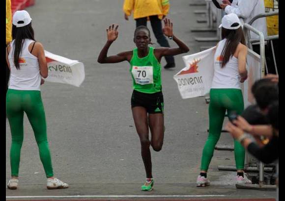 Reuters - Entre las damas, la m&#225;s r&#225;pida fue Joyce Chepkirui, quien registr&#243; un tiempo de una hora, 13 minutos y 34 segundos, seguida de sus compatriotas Mare Dibaba y Emily Chebet.