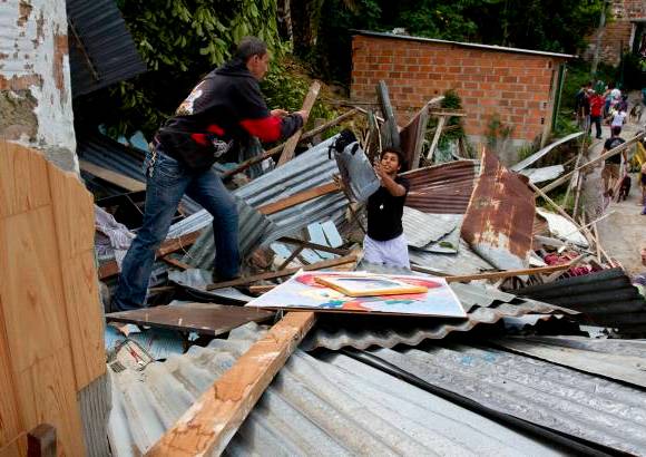 Esteban Vanegas - Tras el fuerte susto, agentes de Polic&#237;a, organismos de socorro y habitantes de la zona ayudaron a sacar los enseres de las viviendas afectadas.