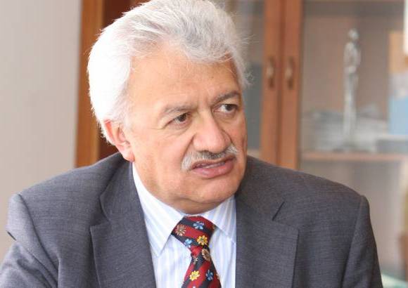 - Everth Bustamante, exmilitante del M19, además del exdirector de Coldeportes. Bustamante nació en el municipio de Zipaquirá, es doctor en Derecho y Ciencias Políticas de la Universidad Externado de Colombia. Así mismo, se desempeñó como asesor del expresidente, Álvaro Uribe Vélez e hizo parte de los acuerdos de paz de 1990 en el Gobierno del Presidente Virgilio Barco.
