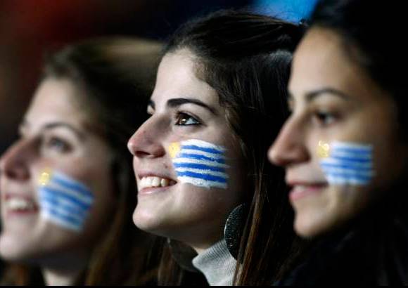 Reuters - Fuerte presencia de hinchas de Uruguay.