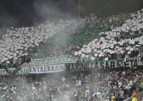 Hernán Vanegas - Ni la fría noche y el agua pudieron apagar la fiesta en el Atanasio Girardot.