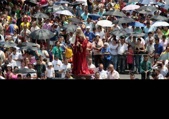 Manuel Saldarriaga - Multitudinario fue el viacrucis en el barrio Moravia de Medellín, donde se representó la pasión de Cristo.