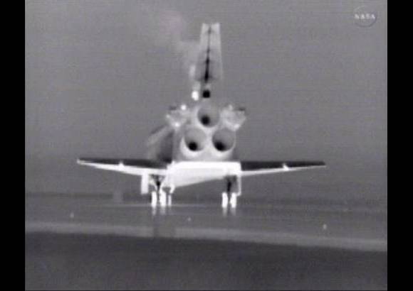 AP - El transbordador espacial Atlantis regres&#243; este jueves a la Tierra.