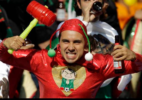 AP - La alegría de los hinchas mexicanos para ver al Tri.