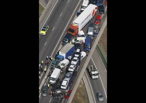 AP - Vista a&#233;rea del accidente que involucr&#243; 130 veh&#237;culos.