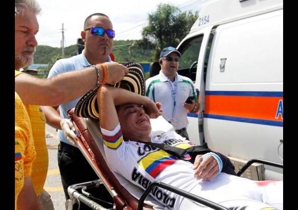 Reuters - Fuentes m&#233;dicas y de la delegaci&#243;n colombiana indicaron que la medallista ol&#237;mpica colombiana tiene una fisura en la mu&#241;eca izquierda, sufri&#243; rotura en los tendones del codo de ese mismo brazo y fue ingresada en un hospital de Mayag&#252;ez para ser atendida.