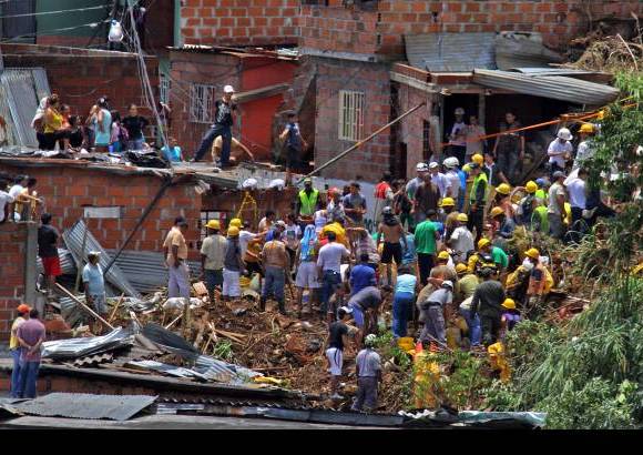 Henry Agudelo - El director de Simpad, Camilo Zapata Wills, inform&#243; que en la calle 102 D con carrera 32 el alud afect&#243; cuatro viviendas, dos de ellas colapsaron en su totalidad.