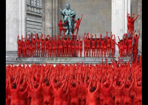 Reuters - Un total de 2.500 personas se presentaron este s&#225;bado para posar desnudas para el fot&#243;grafo estadounidense Spencer Tunick.