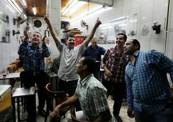 AP - Egipcios celebran en una casa de t&#233; el anuncio del ministro de Defensa, general Abdel-Fattah el-Sissi en el distrito de Zamalek, de El Cairo. A trav&#233;s de twitter, Mohammed Morsi calific&#243; este hecho como un golpe de estado.