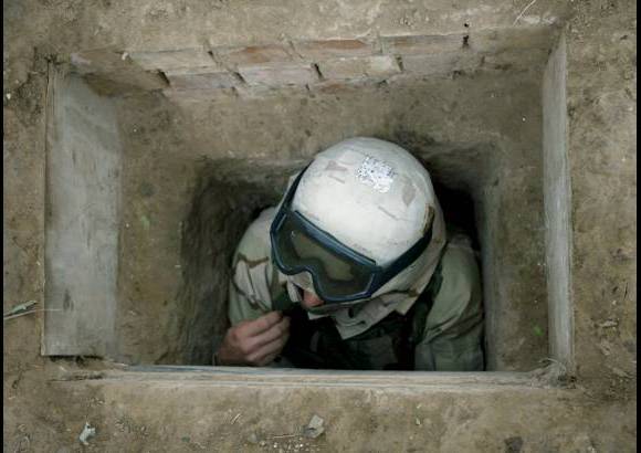 AP - Agujero usado por Saddam Hussein como escondite antes de ser capturado el 13 de diciembre 2003.