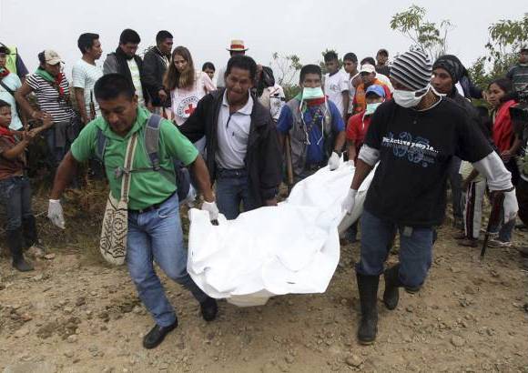 Manuel Saldarriaga, enviado especial - Las comunidad es testigo diario de los enfrentamientos entre las Farc y las Fuerzas Militares. Observan la aeronave destruida.