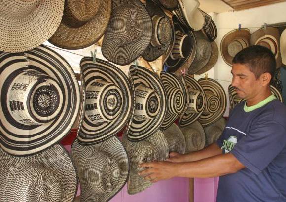 Donaldo Zuluaga - Polémica en Colombia por el ingreso de 944.081 sombreros vueltiaos hechos de plástico y procedentes de China a un precio total de 525.837 dólares con 46 centavos, es decir, que cada artículo se vendió a 55 centavos de dólar, menos de mil pesos colombianos.