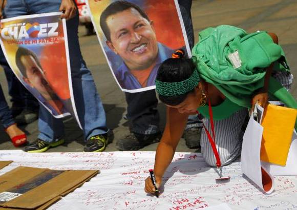 Reuters - Con plegarias, deseos de recuperación y vigilias miles de venezolanos esperan noticias del presidente Hugo Chávez, que según el Gobierno está "estable" tras una cirugía de urgencia por el cáncer que padece
