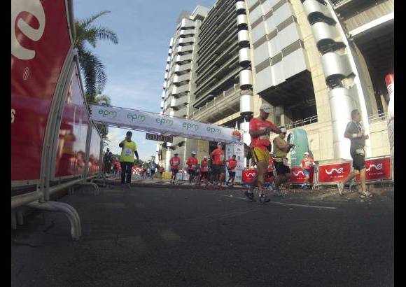 Esteban Jaramillo y Sebastián Salazar - Más de 10 mil competidores se dieron cita en esta histórica cita deportiva que se corría en las modalidades de 5, 10, 21 y 42 kilómetros.