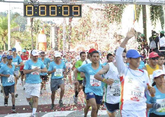 Esteban Jaramillo y Sebastián Salazar - Más de 10 mil competidores se dieron cita en esta histórica cita deportiva que se corría en las modalidades de 5, 10, 21 y 42 kilómetros.