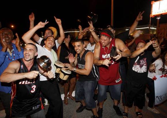 Reuters - La NBA, que estuvo a punto de cancelar toda la temporada por los problemas laborales, tambi&#233;n fue la gran triunfadora al concluirla con marcas de audiencia de televisi&#243;n y reforzado el fen&#243;meno de la &quot;LeBronmania&quot;, que con toda seguridad tambi&#233;n ser&#225; el gran centro de atenci&#243;n en los Juegos Ol&#237;mpicos de Londres.