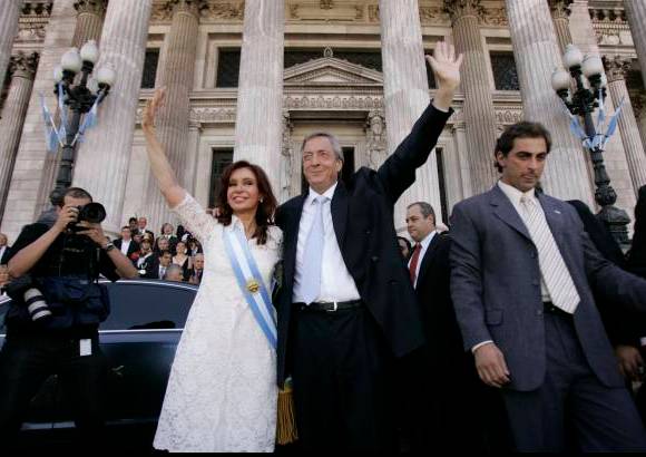 AP - Cristina Fern&#225;ndez reemplazo a su esposo N&#233;stor Kirchner en la presidencia de Argentina el 10 de diciembre de 2007.