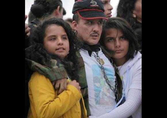 AP - El sargento Arbey Delgado se sorprendi&#243; al encontrar a sus hijas convertidas en unas se&#241;oritas, pues las dej&#243; cuando eran unas beb&#233;s.