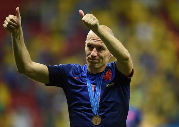 AFP - La primera jugada clara de Holanda termin&#243; en el penal cometido por Thiago Silva a Robben.