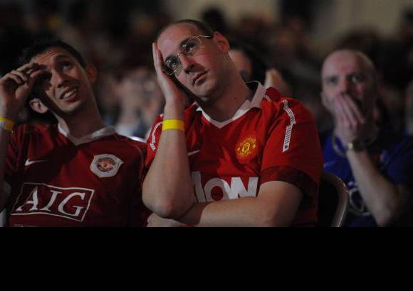 Reuters - Los de Ferguson noquearon al Barsa durante los primeros 10 minutos. Acorralados por el empuje de los ingleses y una presión asfixiante, el equipo de Guardiola capeó el temporal como pudo.