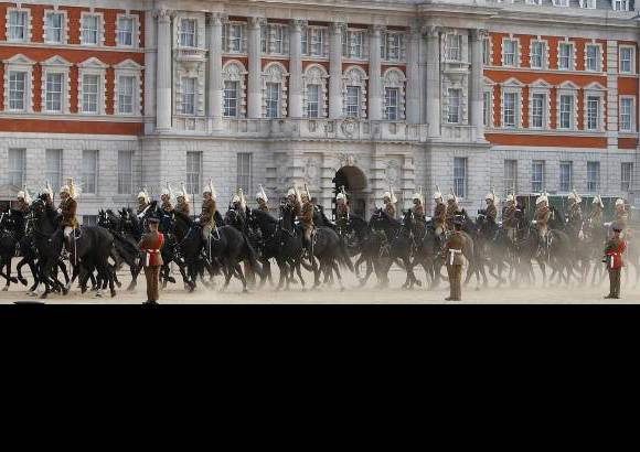 AP - Un desfile recorrió este miércoles las calles del centro de Londres para ensayar la parada militar que acompañará el viernes la boda real del príncipe Guillermo y Kate Middleton.
