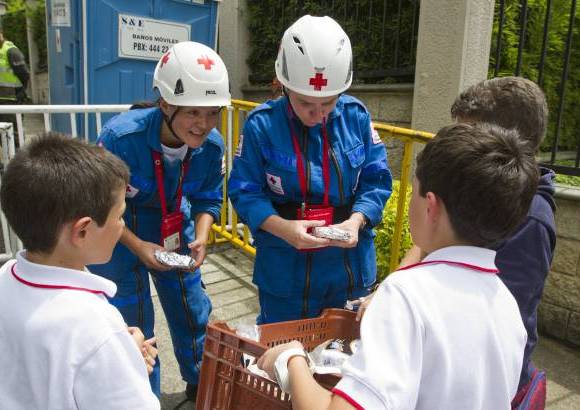 Esteban Vanegas - Un grupo de ni&#241;os del Colegio Canadiense se hicieron presentes en el lugar de la tragedia con alimentos para los grupos de rescate.