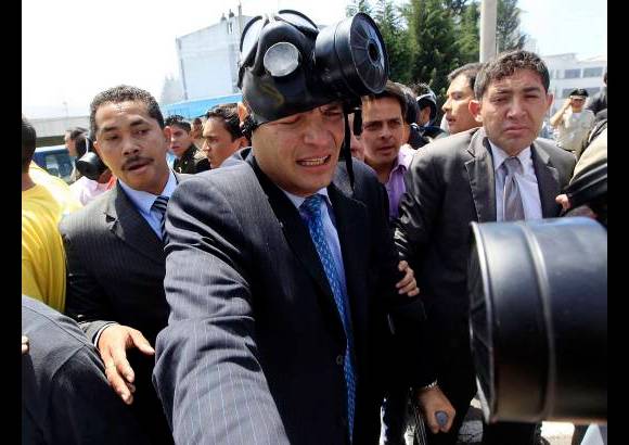 Reuters - Visiblemente afectado se vio al presidente Rafael Correa, antes de ser llevado a un hospital de Quito.