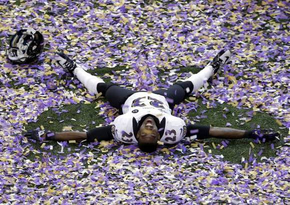 REUTERS - La defensiva de los Ravens recuper&#243; su reputaci&#243;n de dura y par&#243; en las cuatro oportunidades de los 49ers para conseguir anotaci&#243;n.