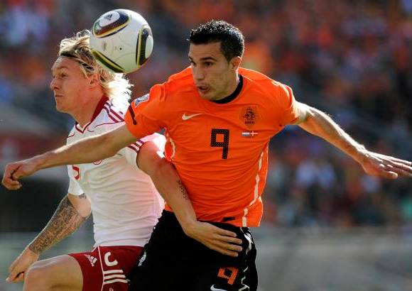 AP - La posesi&#243;n de la pelota fue monopolizada por Holanda, pero Dinamarca lograba armar jugadas r&#225;pidas con unos cuantos toques.