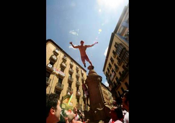 Reuters - Tras nueve días de toros y fiesta, el tradicional "¡Pobre de mí", entonado en la medianoche de la última jornada festiva por miles de personas, despedirá un año más los Sanfermines.