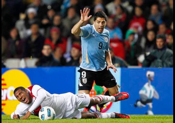 Reuters - El jugador uruguayo Luis Su&#225;rez que marc&#243; dos goles, igual&#243; con tres tantos al argentino Sergio Kun Ag&#252;ero en la cabeza de la tabla de goleadores de la Copa Am&#233;rica.