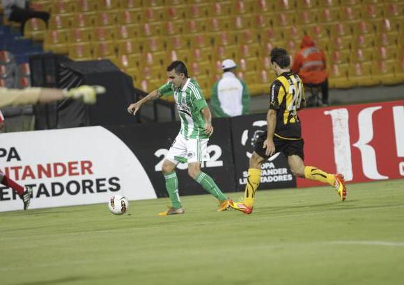 Hernán Vanegas - Buena presentación del lateral Alejandro Bernal ante un flojo Peñarol.