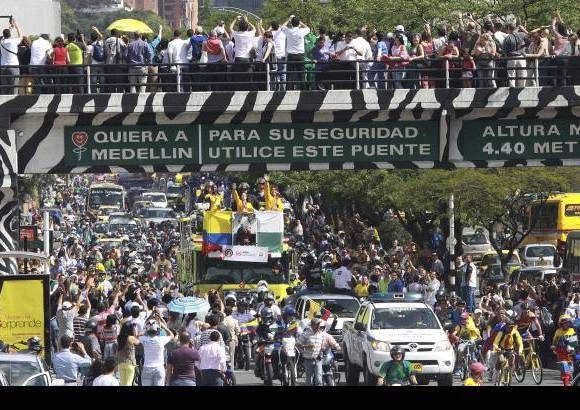 Róbinson Sáenz - La caravana Olímpica estaba programada para que durara 60 minutos, pero al final el tiempo se duplicó, debido al homenaje multitudinario que se vivió en las calles.