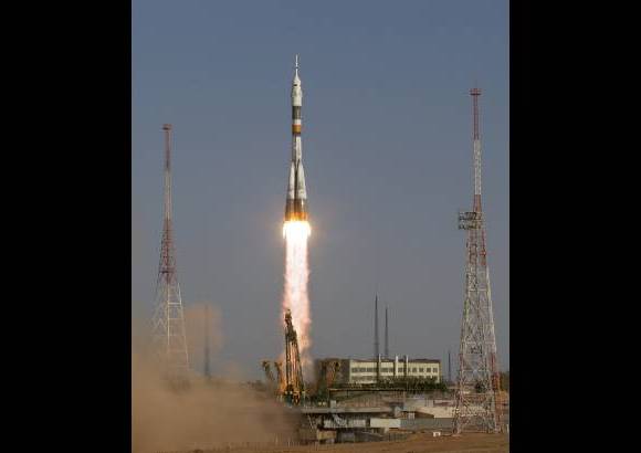 Reuters - Según el plan de vuelo, la Soyuz TMA-6M se enganchará al nudo de amarre de módulo Poisk de segmento ruso de la plataforma. Actualmente, a bordo de la Estación Espacial Internacional se encuentran tres tripulantes: la estadounidense Sunita Williams, comandante de la misión, el ruso Yuri Malénchenko y el japonés Akihiko Hoshide.