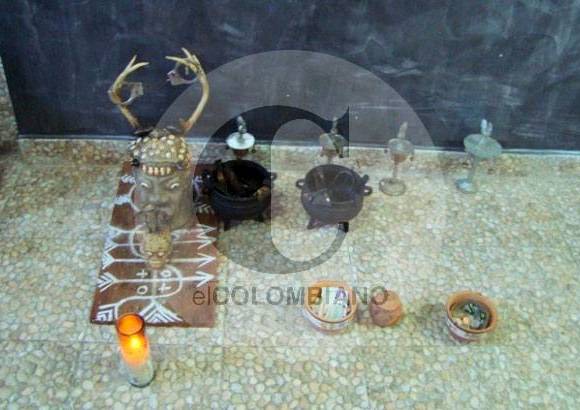 Cortes&#237;a - Parte del altar de santer&#237;a en la casa de &#201;dinson Rojas.
