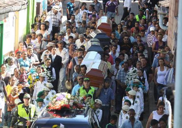 Hern&#225;n Vanegas - Al sepelio de las v&#237;ctimas asistieron los habitantes del municipio, que se solidarizaron con el dolor de los familiares. Una ni&#241;a sobrevivi&#243; a la tragedia.