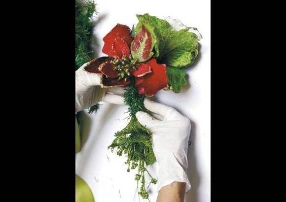 4. Flores y pines - Cortar y unir ramas de guirnaldas que no use para amarrar las poinsetias y los pines verdes.