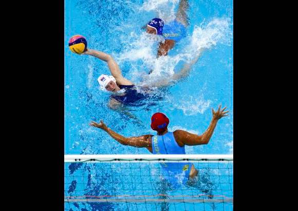 Reuters - En el Campeonato Mundial, el polo acu&#225;tico es una de las modalidades que m&#225;s llama la atenci&#243;n por su fuerza.
