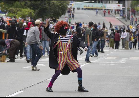 ESTEBAN VANEGAS - Las centrales obreras y grupos estudiantiles de las universidades Nacional y de Antioquia marcharon este 1 de mayo por las calles de Medell&#237;n, exigiendo garant&#237;as laborales al Gobierno Nacional. Al final de la movilizaci&#243;n se presentaron algunos enfrentamientos entre varios manifestantes y agentes de la Polic&#237;a.