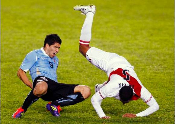 Reuters - Su&#225;rez, atacante el Liverpool de Inglaterra, convirti&#243; a los 52 y 57 minutos en un partido en el que Uruguay result&#243; pr&#225;ctico y efectivo.