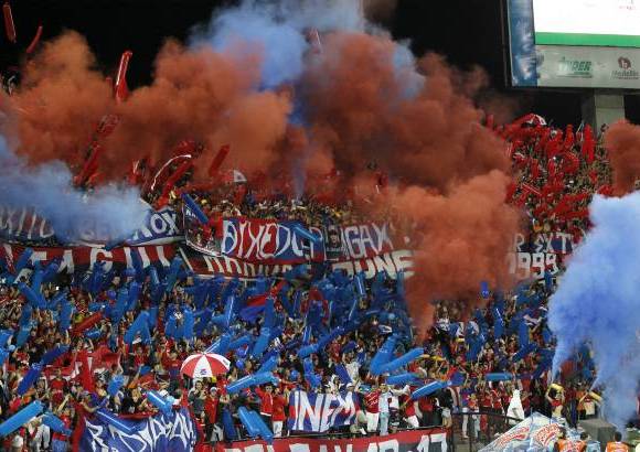 El Colombiano - La fiesta roja para recibir al equipo.
