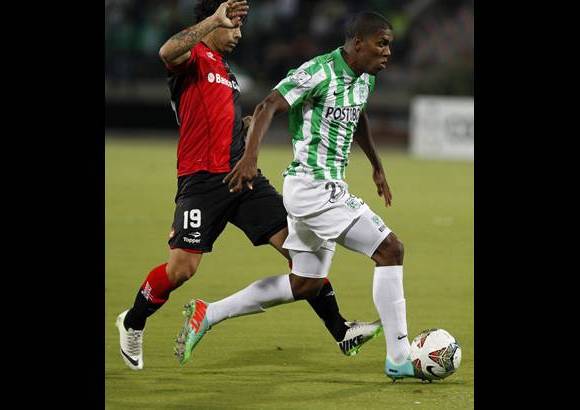 FOTOS JAIME PÉREZ - Orlando Berrío fue decisivo por la banda derecha, aunque en ocasiones se le vio muy apresurado para rematar las jugadas.