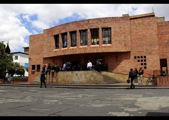 Colprensa - En la Funeraria Gaviria, al norte de Bogot&#225;, reposan moment&#225;neamente los restos mortales del presentador Fernando Gonz&#225;lez Pacheco.