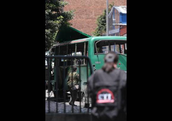 Foto Christian Castillo- Colprensa - Investigadores del CTI acudieron a la zona, en la que se deton&#243; el explosivo.