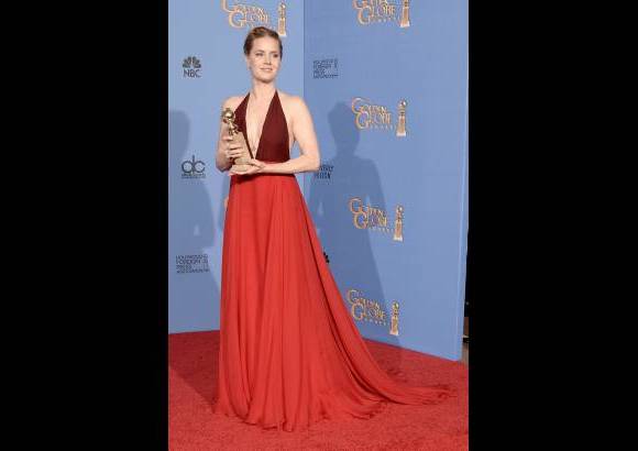 AFP - Amy Adams/Dise&#241;ador: Valentino. Los Globos de Oro dejaron una alfombra roja con vestidos que se destacaron y colores que predominaron como el rojo y el negro. La elegancia y la naturalidad marcaron los premios que tuvieron ganadores en el dise&#241;o y causaron sorpresa.