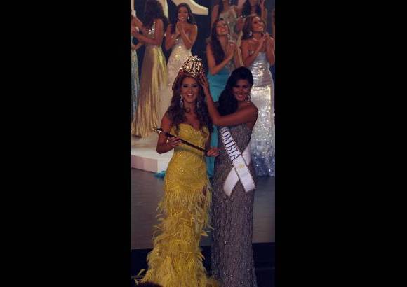 Manuel Saldarriaga, enviado especial - La Se&#241;orita Colombia, Daniella Margarita &#193;lvarez V&#225;squez, fue coronada por la valluna Catalina Robayo. Es la corona 10 de Atl&#225;ntico en Cartagena.