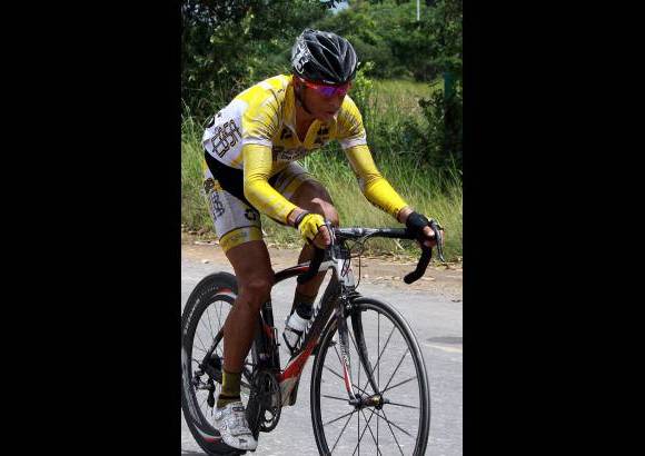 R&#243;binson S&#225;enz - Henao, con la camiseta tricolor, acompa&#241;ado de dos de sus compa&#241;eros del Gobernaci&#243;n-Indeportes Antioquia.