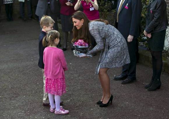 AP - La Duquesa de Cambridge hizo su primera aparici&#243;n p&#250;blica oficial de 2013 en el Centro Hope House en la municipalidad de Clapham en Londres.