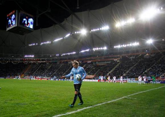 Reuters - Diego Forl&#225;n fue una de las figuras del partido, intervino en las acciones de gol e impuls&#243; a sus compa&#241;eros con su gran f&#250;tbol.